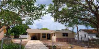 Three bedroom one and a half bathroom house with large yard space Gallery 1