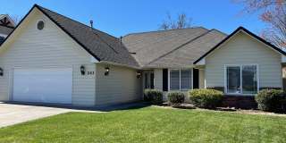 Stunning 3 Bedroom 2 Bath Home- Located in Friendly Central Point-Over 1600 Sq. Ft. Gallery 1