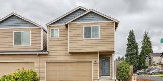 3 Bedroom/2.5 Bath With Fenced Backyard, W/D Included, and AC! Gallery 1