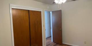 Beautifully updated 3-bedroom 1 bath duplex in Springfield! Gallery 20