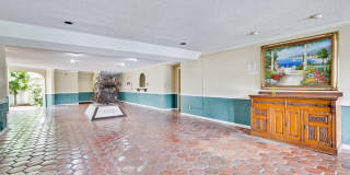 Top Floor Unit - Balcony - Elevator Access - Community Pool & Tennis Court Gallery 4