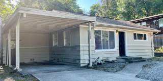 Charming 2-Bedroom Home in Burien Gallery 1