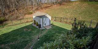 Spacious Home with Hot Tub, Fenced Yard and Solar Power Gallery 10