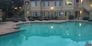 AWESOME 2-BEDROOM CONDO INCL. GARAGE, SWIMMING POOL, WASHER & DRYER! Gallery 22