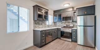 Classic Courtyard Building on Venice Blvd – Secure, Convenient, Pet-Friendly Gallery 2