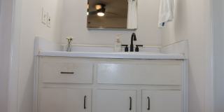 Hyde Park Country Condo - Furnished - 1BD/1BA - Covered Parking -Close to Everything Gallery 23