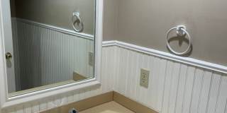 Darling 1 Bed, 1.5 Bath Townhouse with small Fenced Yard! Gallery 7
