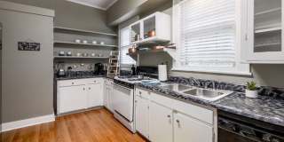 West Campus Cottage! Gallery 26