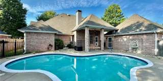 Prime Location 4 Bedroom 3 1/2 bath 2 garages! Gallery 1