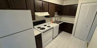 Newly Renovated 2 bedroom/1.5 bath condo in Wildwood Circle Gallery 1
