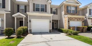 Thoughtfully Designed 3BR Home in The Commons with Open Floor Plan Gallery 1