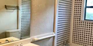 Charming 3 Bedroom Home - Large Backyard - Carport Gallery 12