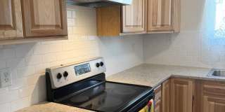 Beautifully updated 3-bedroom 1 bath duplex in Springfield! Gallery 25