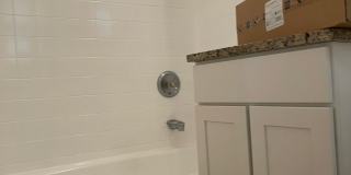 Spacious Top Floor 2 bed, Parking and utilities inc, Right in front of the train..  EASY CHOICE Gallery 10