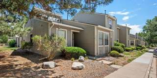 Beautiful 2 Bed, 2 Bath Townhome | Vaulted Ceilings, Private Courtyard & Fireplace Gallery 1