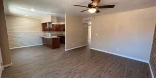 Centrally located 2 Bedroom Townhouse with Enclosed Yard! Gallery 3
