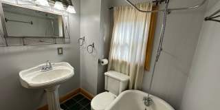 910 Union SE - Water included, Washer/dryer hook-up, Off-street parking. Gallery 8