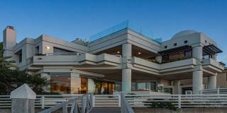 Exquisite Waterfront Gem. Gallery 40