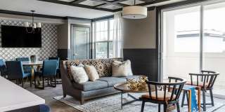 The Cardinal Gallery 32