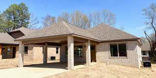 3 Bed, 2 Bath with Vaulted Living Space, Pantry, and Fenced Yard Gallery 1