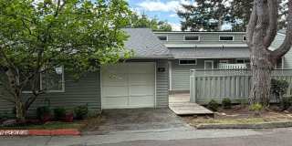 Charming Condo Located in the Highly Desirable Mountain Park Neighborhood of Lake Oswego. Charming Condo Located in the Highly Desirable Mountain Park Neighborhood of Lake Oswego. Gallery 1