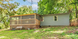 Cozy 2-Bedroom Retreat Near the Lake in Lowell Gallery 1