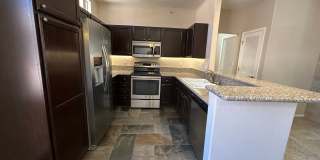 2 Bed, 2 Bath in Courtyard Estates! Gallery 3