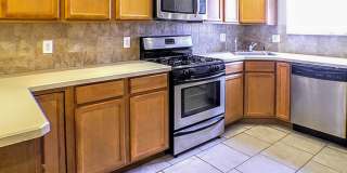 Two Bed Point Breeze Townhouse Gallery 5