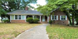 Sweet & Spacious 4br on the northside w/ parking & deck, walking distance to UNC Gallery 1