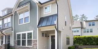 Beautiful 3 bedroom, 2.5 bath end unit townhome home! Gallery 1