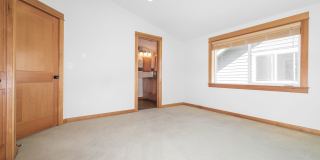 Bright and Spacious Residence with Vaulted Ceilings and Garage Gallery 13