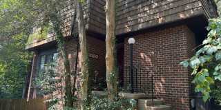 Charming End-Uit Townhome Nestled in Potomac Gallery 1
