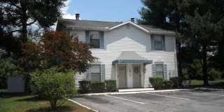 Updated townhouse close to lake Gallery 1