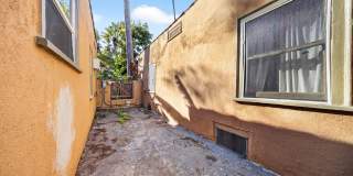 5225 De Longpre Ave. Gallery 22