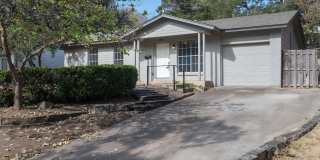 Minutes from Downtown and Blocks from St Edwards - Charming single-story Home Gallery 1