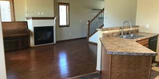 Beautiful West Side 3 Bed/2.5 Bath Townhome! Gallery 11