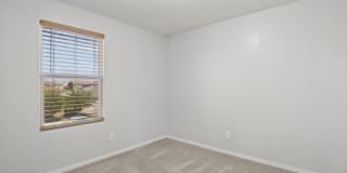 1748 N LOGAN Lane Gallery 18