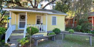 Lovely 2 Bedroom, 1 Bathroom Home (Huge Backyard) Gallery 1