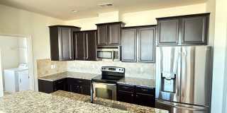 End-Unit Cornelius Townhome | 3BR + Flex Room | Fenced Courtyard | Near Birkdale & Greenway Gallery 3