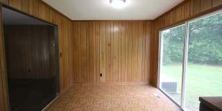 Charming 2 Bedroom Home with Large Fenced Yard! Gallery 6
