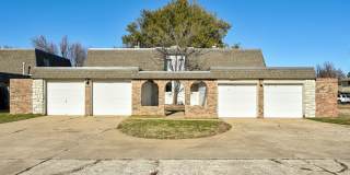 Charming and Spacious 2BD/1.5BTH Duplex Near Lake Hefner – Perfectly Located for Shopping and Dining Charming and Spacious 2BD/1.5BTH Duplex Near Lake Hefner – Perfectly Located for Shopping and Dining Gallery 1
