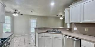 Comfort & Charm in Castle Forest - Reduced Deposit for Qualified Applicants! Gallery 8