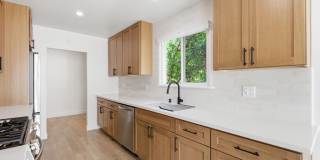 Beautiful modern 3 Bed + 3 Bath House + Pool + Garage Gallery 3