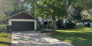 Spacious 3-Bedroom Home with Fenced Yard  Screened Porch in SE Ocala Gallery 1