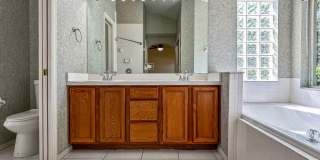 Serene 3 bed 2 bathroom in peaceful neighborhood Gallery 17