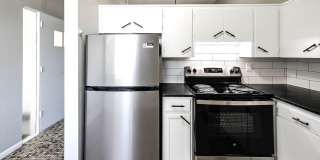 Top-Floor 2-Bedroom Apartment with Vaulted Ceilings! Gallery 6