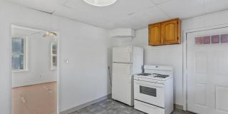 Bright 3 Bedroom, 1.5 Bath Home with Private Yard! Gallery 5