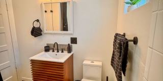 REMODELED HUGE BRIGHT 2400sf 4BR/3.5BA Havenscourt Split Level Home w Cottage AVAIL NOW Gallery 16