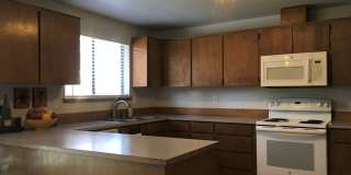 ***$1,000 Off First Month's Rent*** Charming Split Level in NE Bend - HUGE Yard! Gallery 10
