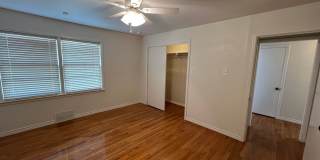 LOCATION JUST DOWN INDIANA AVE!  Just refreshed and ready! Gallery 15